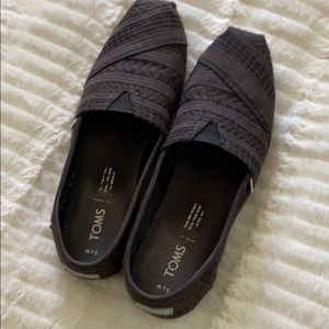 🙋‍♀️2 for $25🙋‍♀️Toms black canvas slip ons